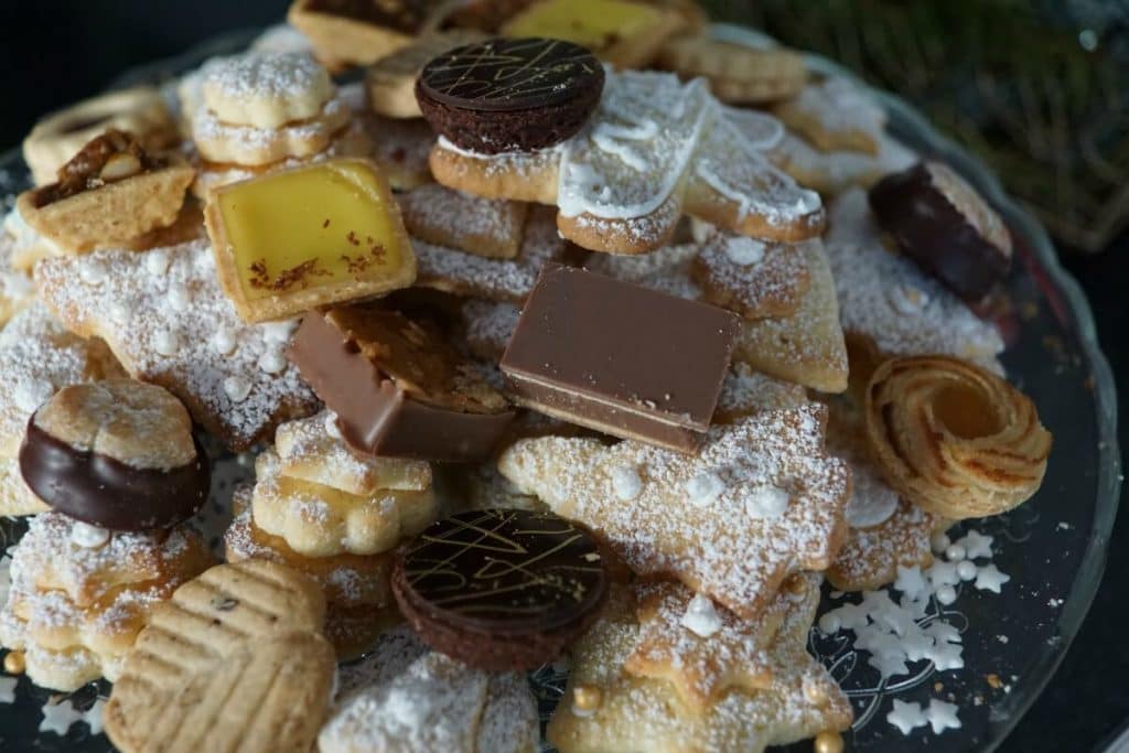 Should you allow yourself a low carb diet cheat day or meal? It seems pretty innocent. But, will the cheat set you back on your goals?