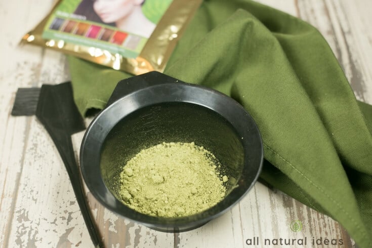 Using natural henna hair dye for gray hair