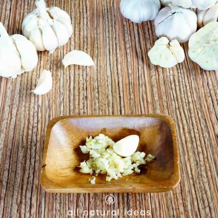 How to use garlic on skin as a pimple remover